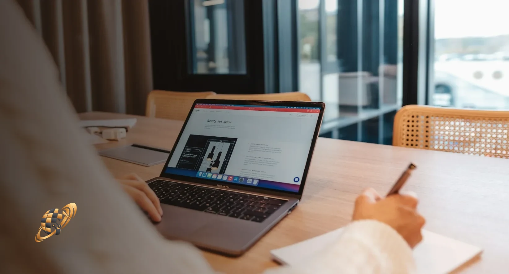 Notebook com um site aberto e o logo da HL Solutions